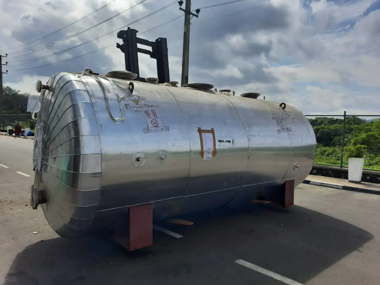 Insulated stainless deaerator tank