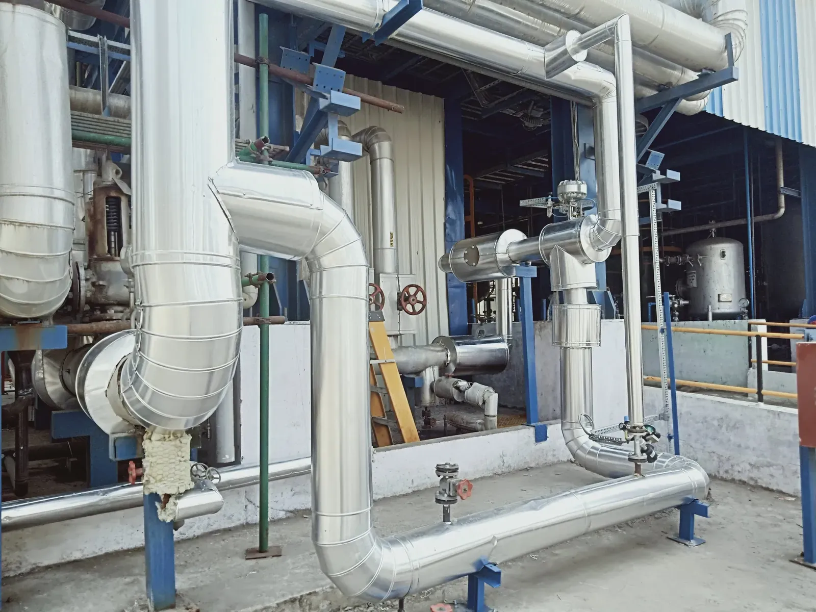 Insulated steam pipework of the Jetomat installation at UPL, Bharuch