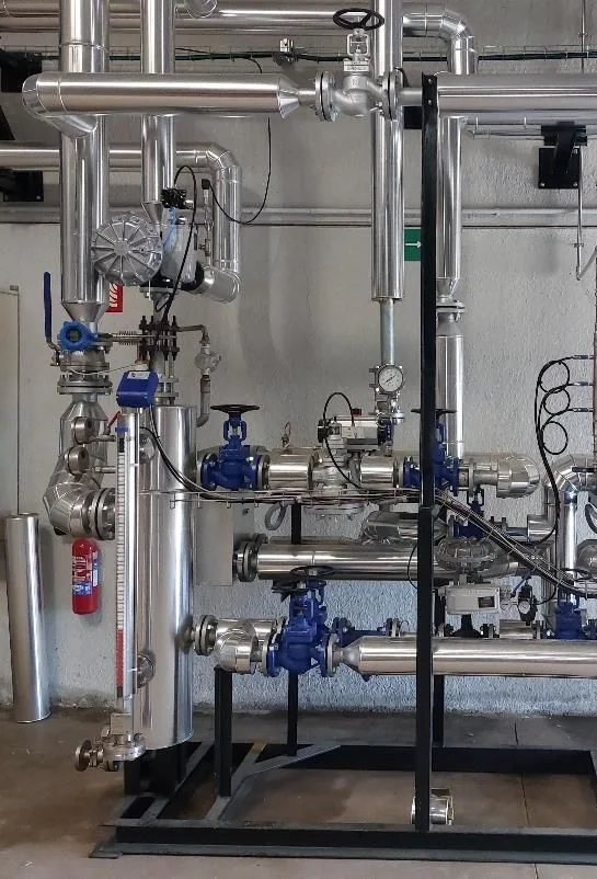 The recompression skid: flash vessel with level gauge, the Jetomat and the valve trains on one frame