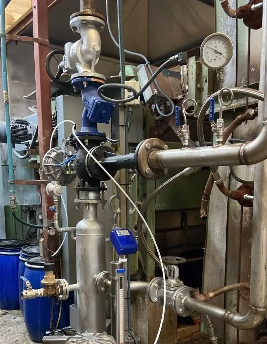 The recirculation station: the Jetomat with its actuator above the separator and its level gauge