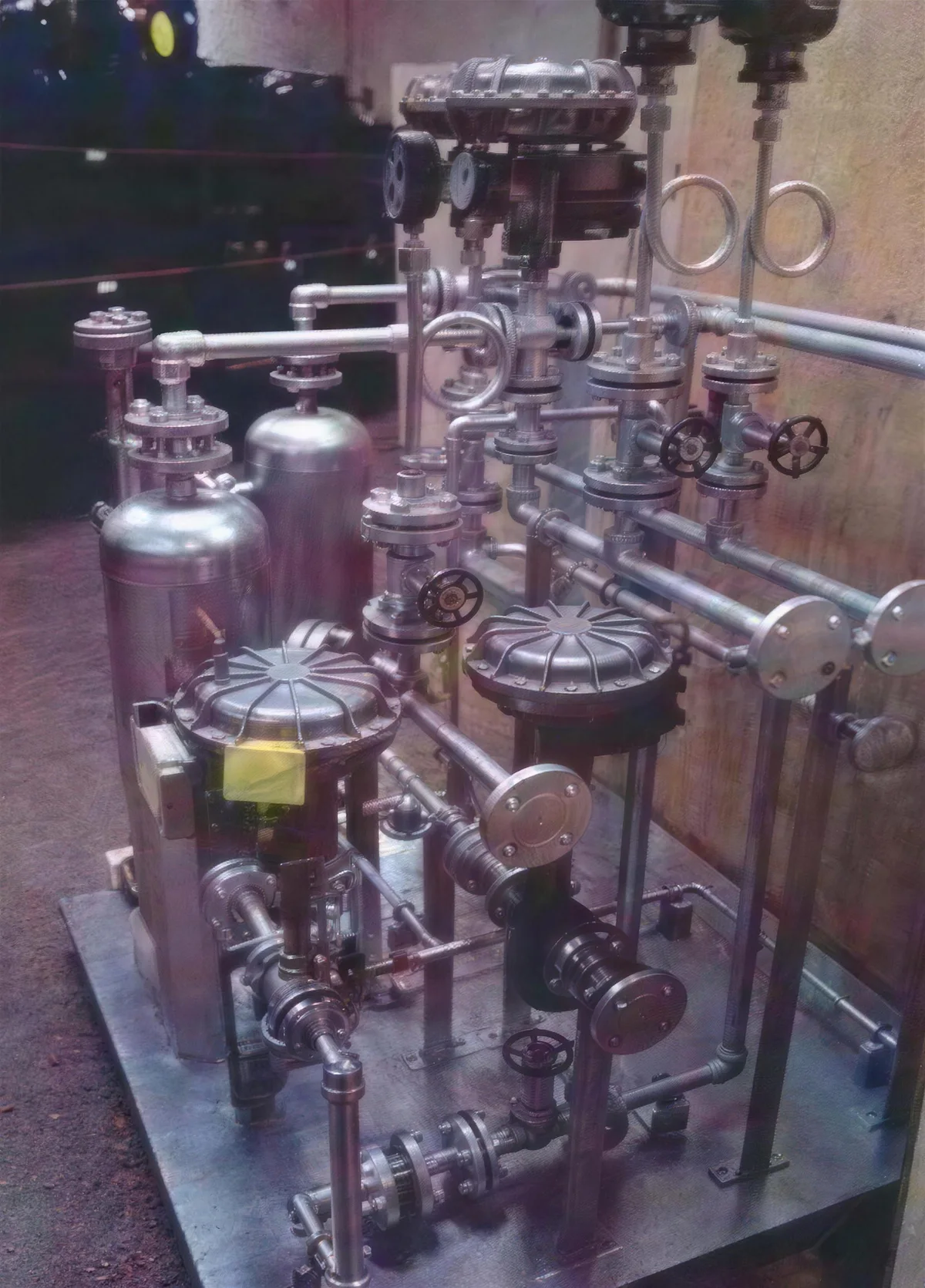 The same Jetomat skid from the side: separators, control valves and the condensate outlets on one frame